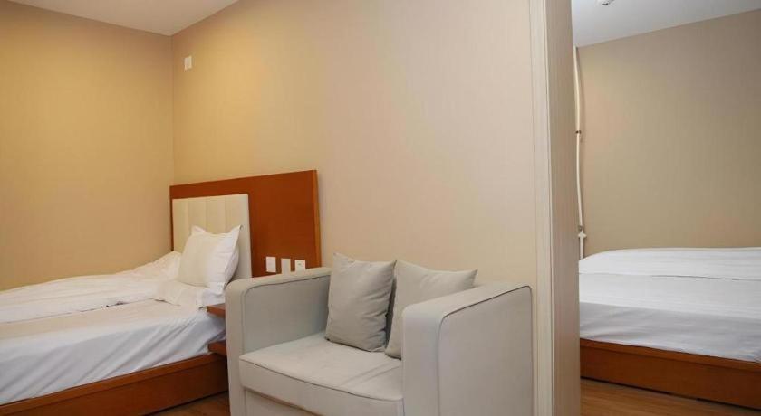 Beijing Yi Jia Hotel Exterior photo